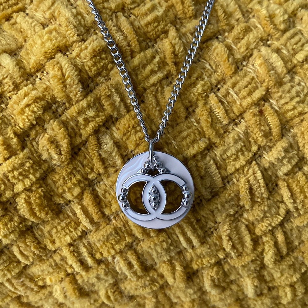 Chic CHANEL necklace